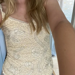 Festtopp - Säljer detta jätte fina linne som man kan ha till festliga tillfällen 🪩💛