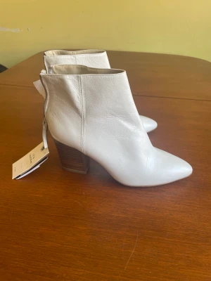 Zara stövletter läder - Märke: Zara Storlek: Stlk 37 men jag skulle säga liten 37 kanske närmre 36-36,5? (som Zara’s skor brukar vara). Köparen bör vara medveten om Zara’s sizing. Material: läder Skick: Endast provade, utan anmärkning. Lappar kvar