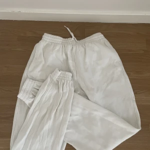 Vita mjukisae - Vita mjukisar i bra skick✨