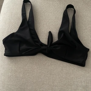 Bikini topp - Svart bikini topp från hm. Kan knytas lite hur man vill och inte så använd.