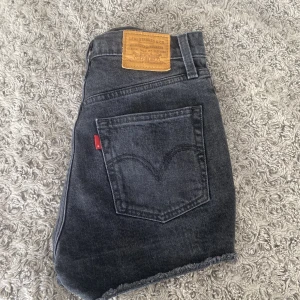 Levis shorts  - Säljer ett par svarta Levis shorts i storlek 25. Säljer eftersom dem har blivit för små. Använd fåtal gånger, väldigt bra skick. Köparen står för frakt/ kan även mötas upp Stockholm. 