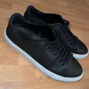 Axel Arigato Clean 90 Black Leather Str 42 - Säljer nu mina knappt använda axel arigato i modellen 90 black leather.