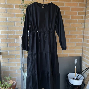 Klänning från Monki! - Cool å söt klänning från Monki! Den har resor/bummiband som ger snygg midja🌙🌙 Endast använd en gång.