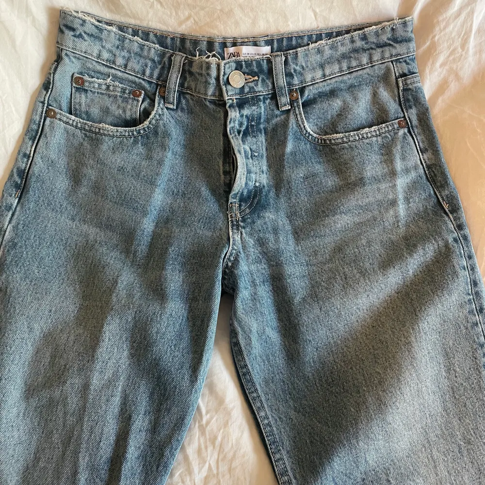 Midwaist jeans ifrån zara som inte säljs längre, väldigt bra skick. Skriv privat för fler bilder❤️. Jeans & Byxor.