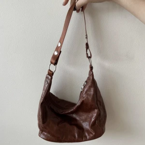 Brun väska - Brun liten väska från weekday! Köpt här på plick men aldrig använt!