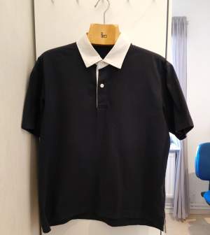 Nu säljer jag min snygga polo t-shirt som jag köpte från uniqlo för 349 kr. Den är i bra kondition. Färgen på plaggen är darkblue, fast det ser mycket svart än blå. Längden: 65.5 cm.   Bröstbredd: 53.5 cm  Axelbredd: 48.5 cm