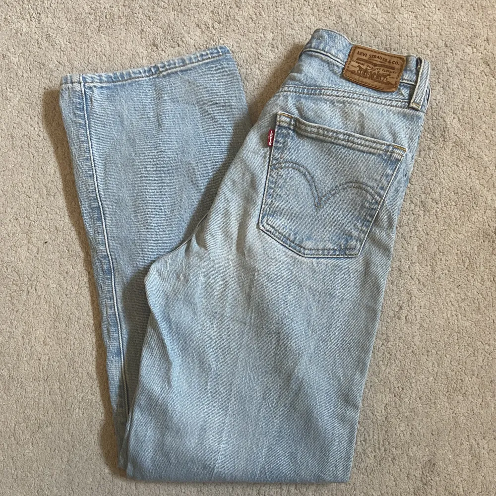 Säljer dessa Levis i storlek 25. Modell 501. Fint skick. 300kr☺️. Jeans & Byxor.