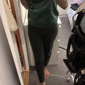 Svarta jeans  - Ett par svarta jeans i fint skick storlek 25/32