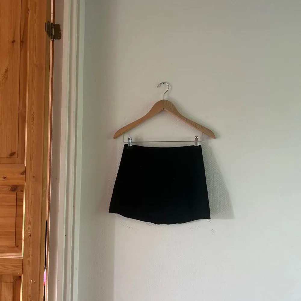 Kort svart kjol från princess polly Liten och kort i modellen  Midjemått: 64-65cm . Kjolar.