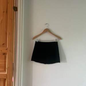 Kort svart kjol från princess polly Liten och kort i modellen  Midjemått: 64-65cm 