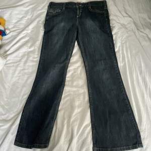 Snygga lågmidjade jeans i märket ”Next”, inga tydliga defekter💕 Skulle rekommendera dessa till någon med bredare höfter eller lite större rumpa! midjemått: 44cm (rakt över),  innerbenslängd: 75cm Vid fler frågor skriv privat❤️🙏