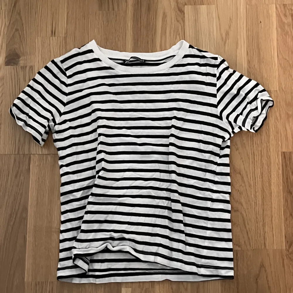 En fin randig t-shirt från zara i storlek S💓 Tyvärr kommer den inte till användning då den har blivit lite för liten. Kontakta mig för mer information 🫶🏼. T-shirts.