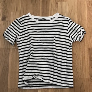 Randig t-shirt  - En fin randig t-shirt från zara i storlek S💓 Tyvärr kommer den inte till användning då den har blivit lite för liten. Kontakta mig för mer information 🫶🏼