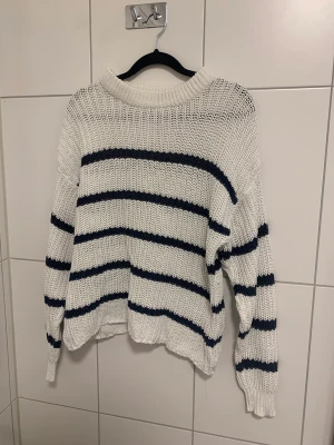 Stickad tröja - Stickad tröja ifrån lager 157 som inte används, nyskick 🤍