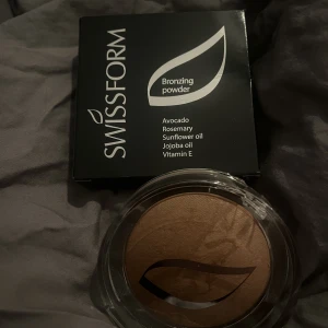 Bronser  - En glittrande och enkel bronser som även är bättre för huden. Ger lite glans på huden. Säljer då jag har dubbletter