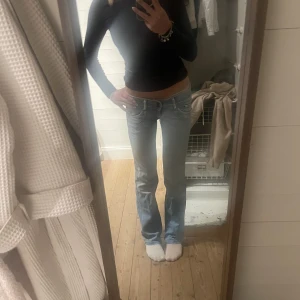 Lågmidjade jeans - Jätte fina ljusblå lågmidjade jeans köpta på Sellpy. Jag är 171 och dom är till marken på mig! Jag säljer pg av att jag har typ 3 exkat likadana. Hör av dig för mer info💗💗