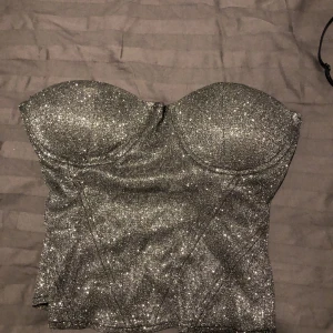 Topp - Festlig topp som aldrig kommer till användning i storlek S ❤️ Många intresserade så vi får se om det blir budgivning ❤️