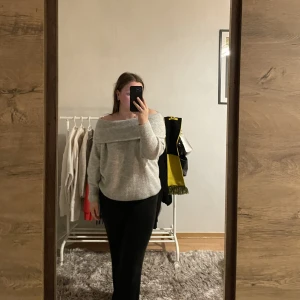 Grå off shoulder tröja - Säljer denna snygga off shoulder tröja då den ej kommer till användning längre. Den är i mycket bra skick. Hör av er vid intresse eller ev frågor!😜