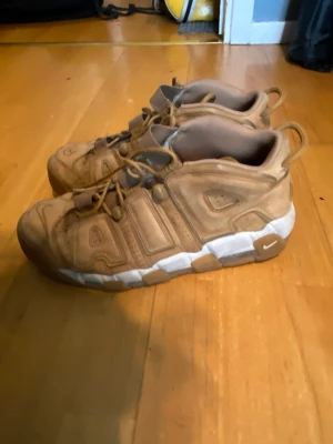 Nike UpTempo  - Ett par fina sneakers, köpta i Dublin Irland.  Storlek 44 EU Fint skick