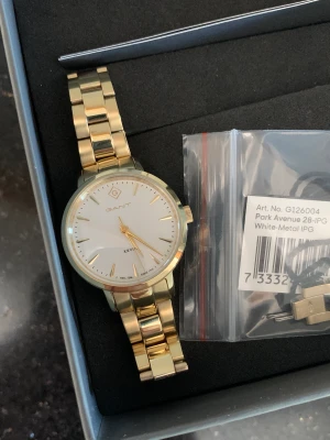 Gant damklocka - Gantklocka Park Avenue nypris 1990kr. Använd men fint skick, superlitet märke på glaset endast. Därav priset.  Diameter 28 mm