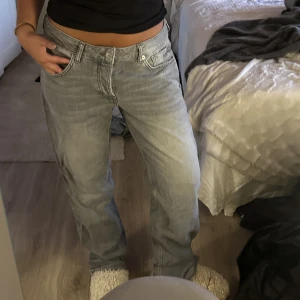 LÅGMIDJADE JEANS - Lågmidjade jeans som är superlånga och aldrig använda 