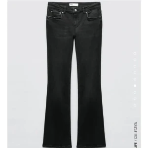 Lågmidjade bootcut jeans - Skit snygga lågmidjade bootcut jeans från zara, aldrig använda lappen kvar!!!🩷