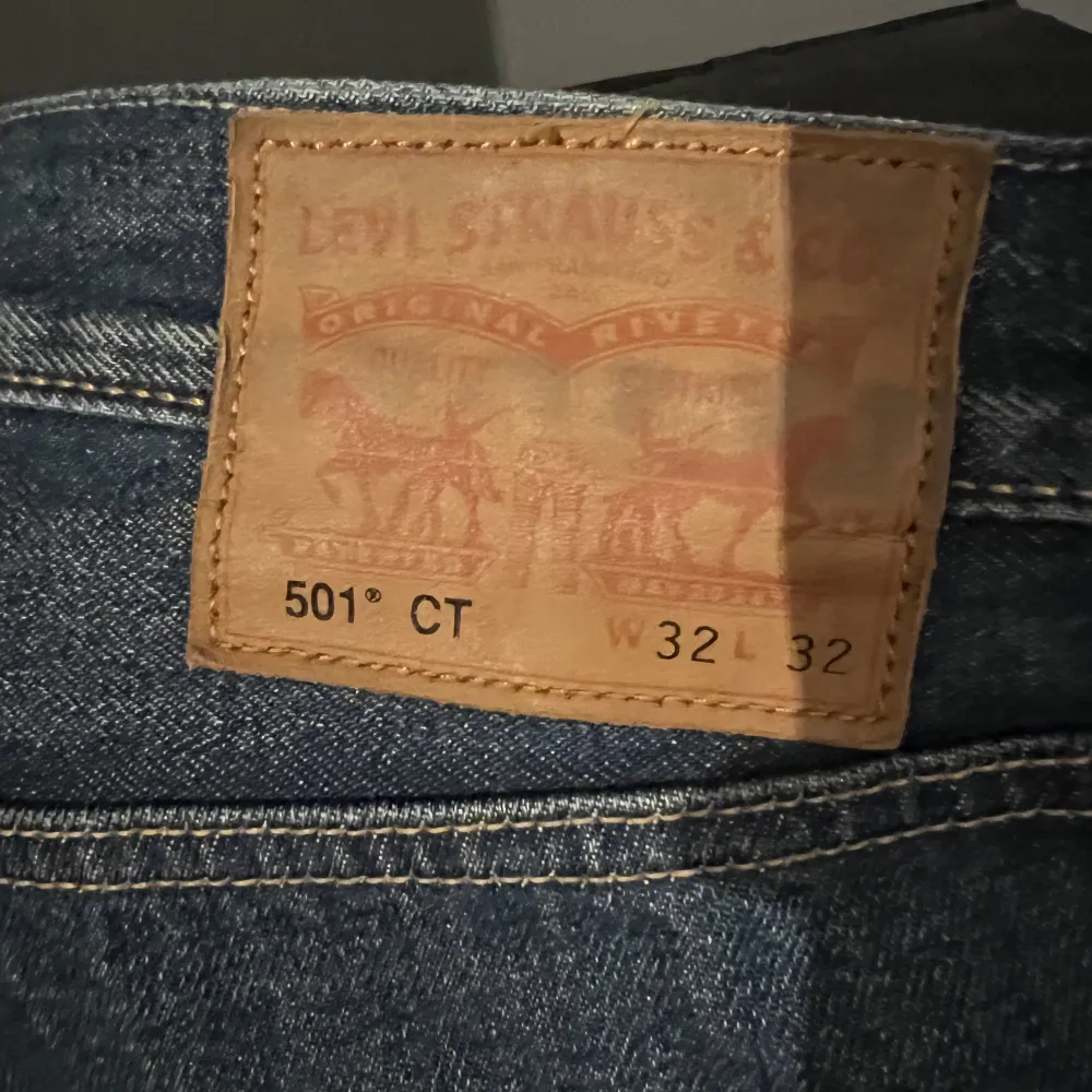501 levis jeans! I väldigt bra skick, storleken står på bilden. Pris kan diskuteras vid snabb affär🙌🏽. Jeans & Byxor.