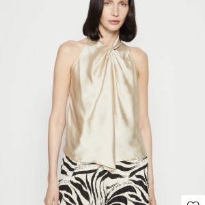 Blus - Säljer den har fina blusen som endast är använd en gång. Blusen är från Anna Field och köptes på Zalando i sommras. Nypris på blusen är 299❤️