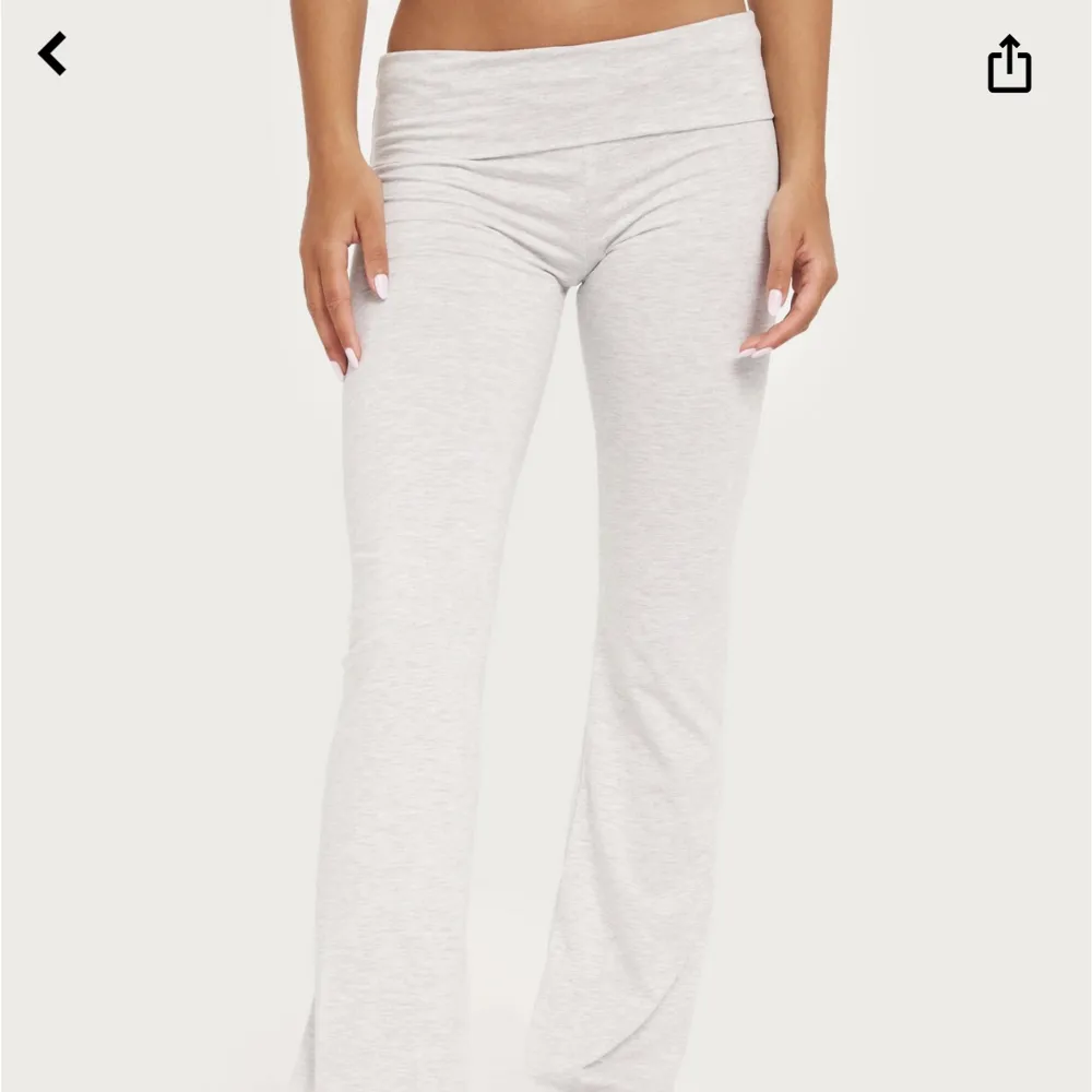 Hej💕 säljer nu mina fina gråa yoga pants från Nelly som knappt är använda och köpta nyligen😊. Jeans & Byxor.