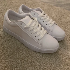 Skor - Säljer dessa snygga sneakers i storlek 37, aldrig använda 💕