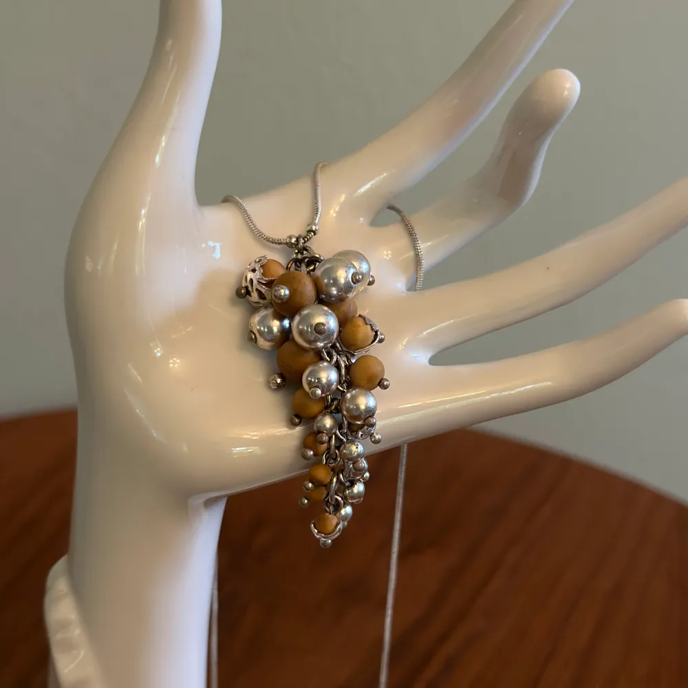 Så coolt, bohemiskt halsband från pilgrim med trä och silverkulor. . Accessoarer.