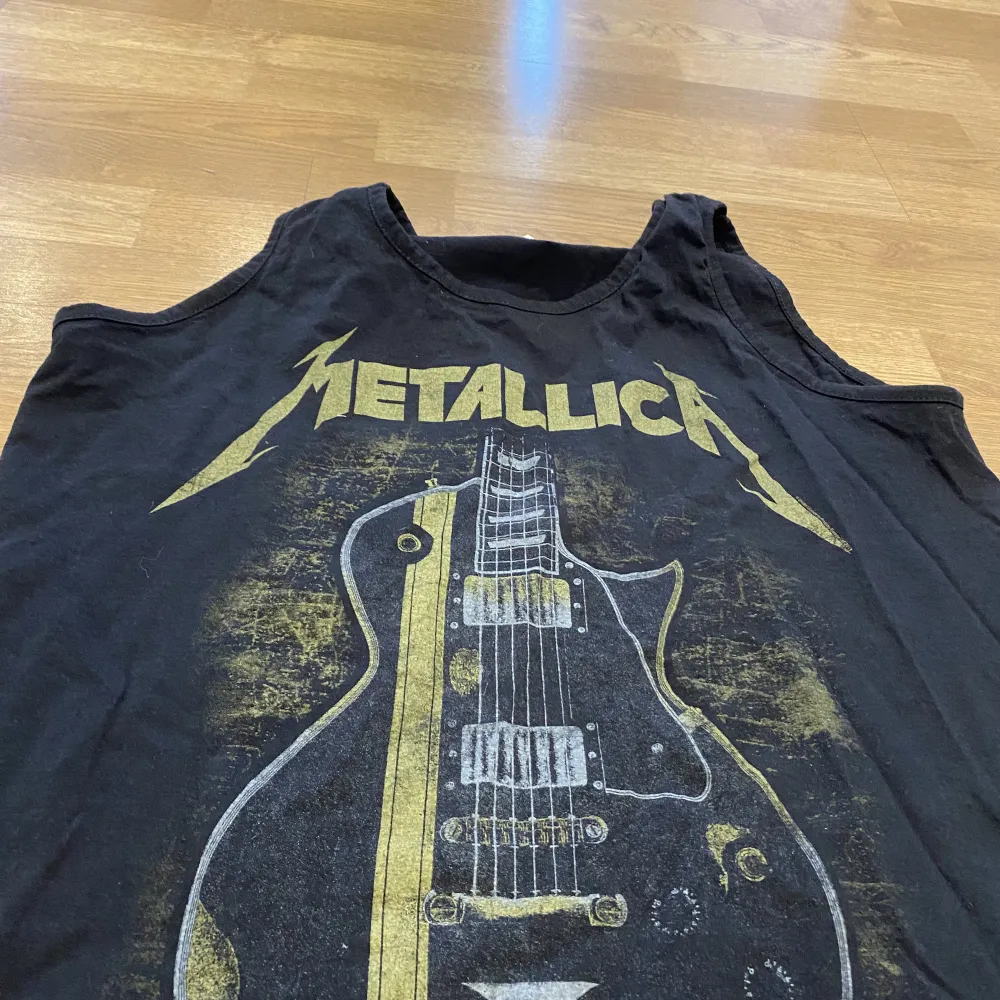 Metallica linne som knappt är använt och ännu i bra skick. Funkar lika bra att ha på konserter som att ha på gymmet! . T-shirts.