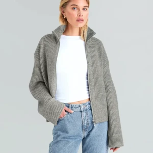 SLUTSÅLD bikbok kofta - Använd 2 gånger. Inga defekter eller fläckar. Bild 1 lånad!! Wait for me heter den på bikboks hemsida!