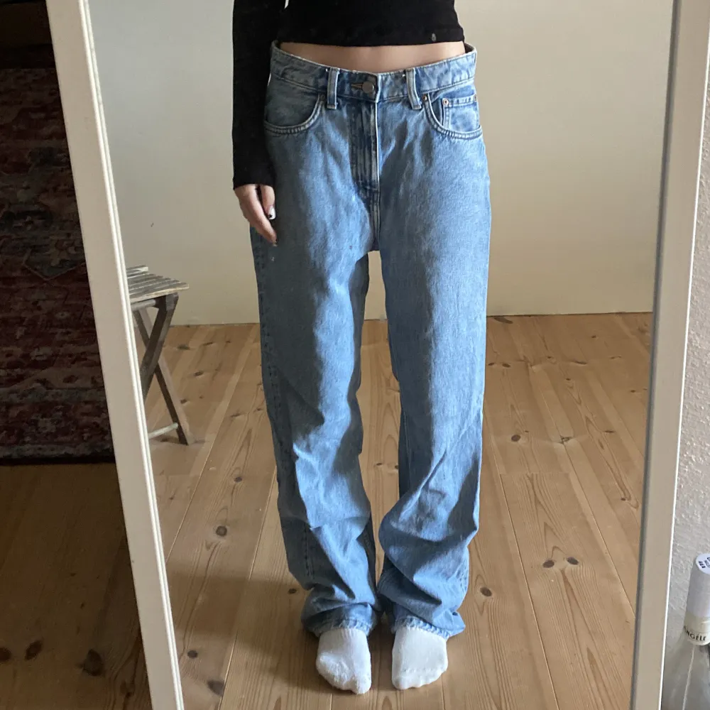As coola jeans men tyvärr alldeles för stora för mig, köpte dom för några år sen men använt få tala gånger. står ingen storlek i jeansen så ifall du är intresserad kan jag skicka måtten💋. Jeans & Byxor.
