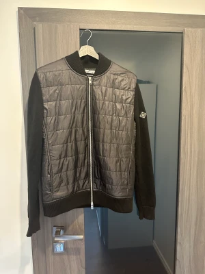 J Lindberg Cardigan - En trendig skön cardigan perfekt till hösten som kommer. Använd några gånger, cond 9/10! Fick den i julklapp med ett nypris runt cirka 3199kr! Den är numera liten på mig och därför säljer jag den. Skriv om ni har några frågor! Köparen står för frakten📦