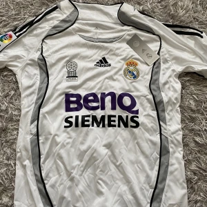 Real Madrid tröja - Fin tröja aldrig använd. Storlek S men passar också M