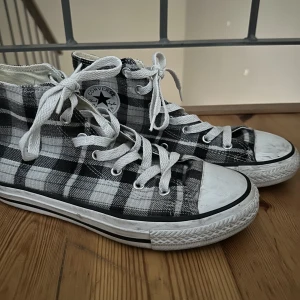 Converse - Ett par ganska slitna men snygga rutiga Converse. Säljs pga att de är för små:) 