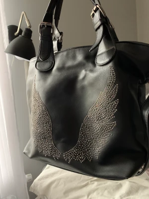 Väska  - En svart medelstor väska som är rymlig och har två handtag plus ett längre justerbart band. Säljer pågrund av att den inte kommit till användning👜💕