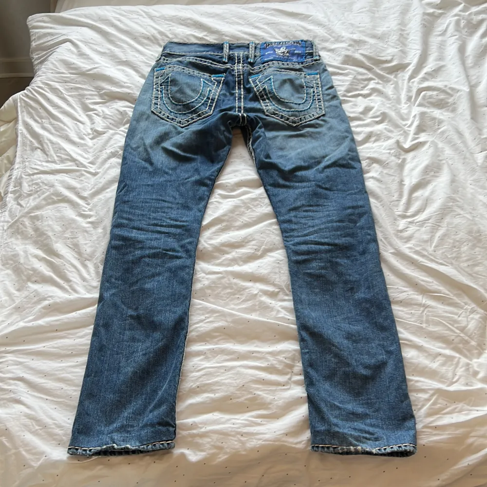 Ett par snygga true religion jeans i modellen ”Logan super T” Seat 34. Cond 9/10. Passar någon som är ca 180 lång.. Jeans & Byxor.