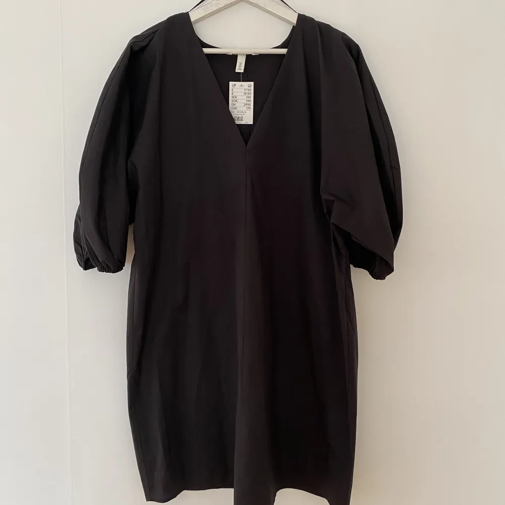 Säljer helt ny (prislappen kvar) svart klänning från H&M i strl L. Hämtas i Sundbyberg eller skickas mot fraktkostnad.. Klänningar.