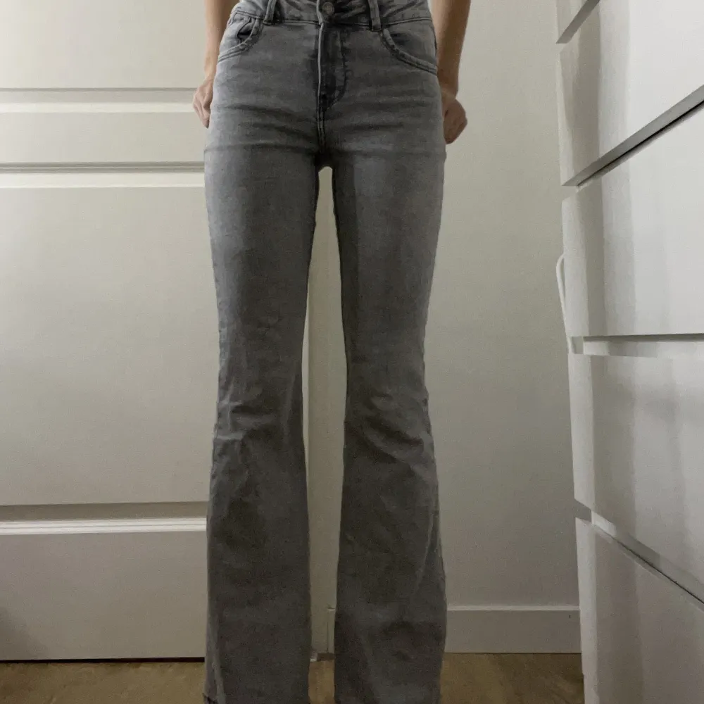 Gråa jeans liknande Ltb jeansen🤩Justerbara i midjan🙌🩷. Jeans & Byxor.