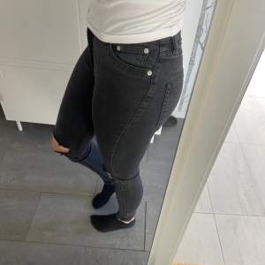 Svarta jeans med hål på knäna från lager 157 i storlek S. Sitter perfekt i längden på mig som är runt 170💞