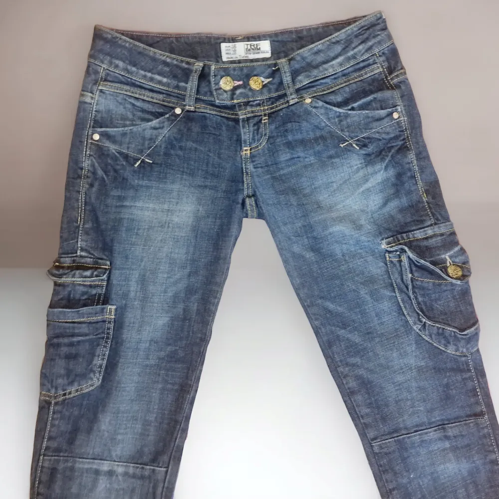 Coola lågmidjade jeans från TRF i äkta Y2K-stuk, med extra fickor på sidan av benen. Flare-modell. Storlek 28. Midjemått rakt över 42cm, innerbensmått 90cm. Använd gärna köp-knappen 💖💖💖. Jeans & Byxor.