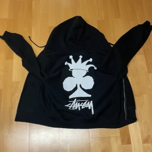 Stussy hoodie - Stussy hoodie som är använd ca 2 gånger. Den är i storlek S och är i princip ny. Ny pris på den var 220$