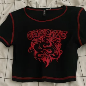 H&m t shirt  - En svart crop topp ifrån h&m som har en röd text där det står ”chaotic”