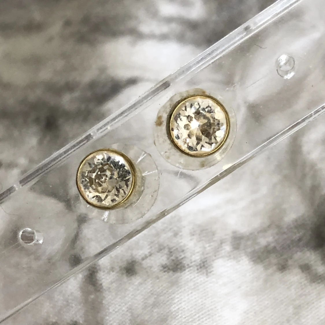 Guldiga örhängen med kristall