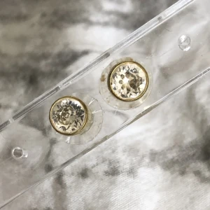 Guldiga örhängen med kristall - Guldiga örhängen med kristall / Sten i mitten 🤍