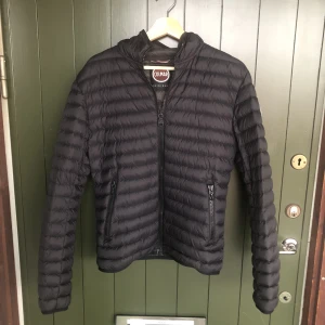Colmar Jacka - Säljer denna Colmar jackan som endast är använd ett fåtal gånger då jag köpte den förra vintern. Nypris ligger på 3700kr men jag säljer den för endast 1500kr! Pris kan diskuteras vid snabb affär