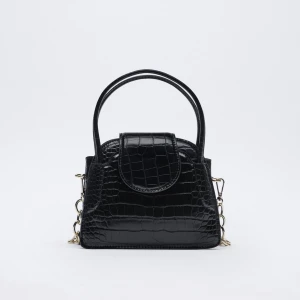 Svart väska - Super söt väska från zara. Säljer då den inte kommer till användning. 150kr och köpare står för frakt 