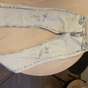 Zara jeans, storlek 40. Aldrig använda enbart testade. Klippt av lite av längden på byxorna. 